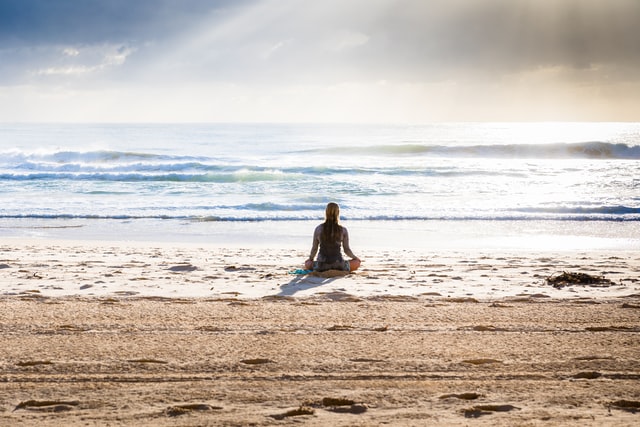 mujer meditando playa