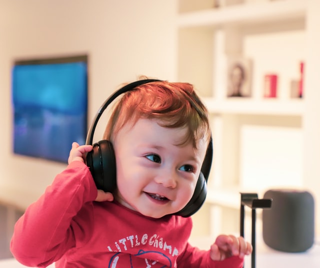 Niño pequeño escuchando música