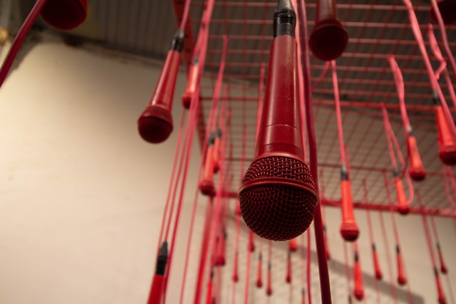 micrófonos dinámicos rojos
